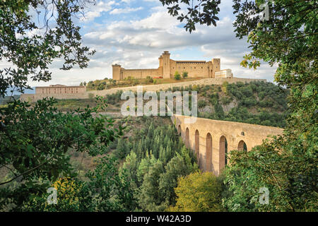 Ponte delle Torri mittelalterliche Brücke und Hügel die Festung Rocca Albornoziana in Cerreto di Spoleto, Provinz Perugia, Italien Stockfoto
