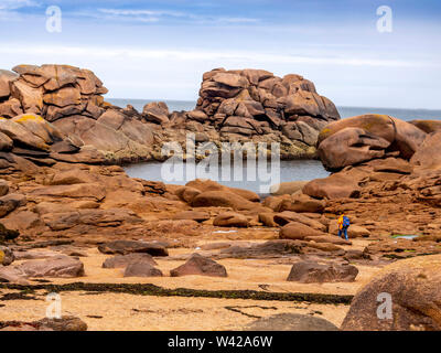 Ploumanach, riesige Felsen an der Cote De Granit Rose pink, Cotes-d'Armor, Bretagne, Frankreich Stockfoto