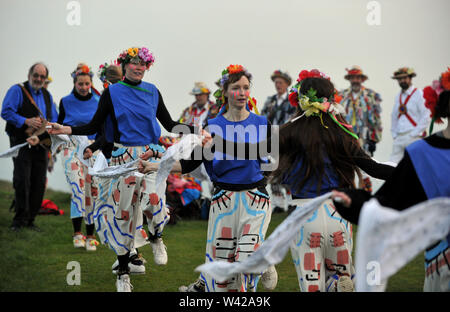 Morris Dancing auf painswick Beacon Sonnenaufgang am Tag zu zelebrieren. Stockfoto