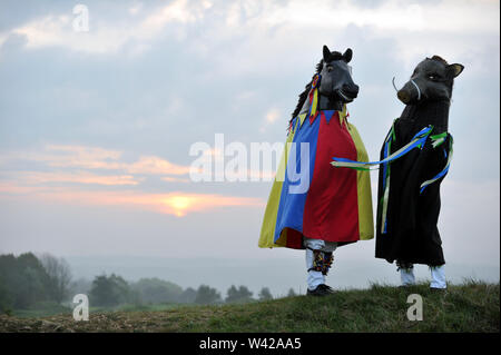 Morris Dancing auf painswick Beacon Sonnenaufgang am Tag zu zelebrieren. Stockfoto