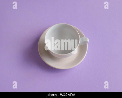 Leere Kaffeetasse auf rosa Hintergrund der Ansicht von oben Stockfoto