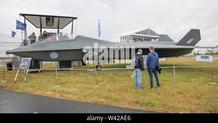 RAF Fairford, Glos, Großbritannien. Juli 2019 19. Tag 1 des Royal International Air Tattoo (RIAT) mit militärischer Flugzeuge aus der ganzen Welt Montage für größte Airshow der Welt, die vom 19.-21. Juli läuft. Bild: Volle Größe Mock-up der neuen 6. Generation von BaE Systems Tempest Stealth Fighter Konzept. Credit: Malcolm Park/Alamy Leben Nachrichten. Stockfoto