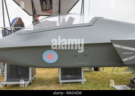 RAF Fairford, Glos, Großbritannien. Juli 2019 19. Tag 1 des Royal International Air Tattoo (RIAT) mit militärischer Flugzeuge aus der ganzen Welt Montage für größte Airshow der Welt, die vom 19.-21. Juli läuft. Bild: Volle Größe Mock-up der neuen 6. Generation von BaE Systems Tempest Stealth Fighter Konzept. Credit: Malcolm Park/Alamy Leben Nachrichten. Stockfoto