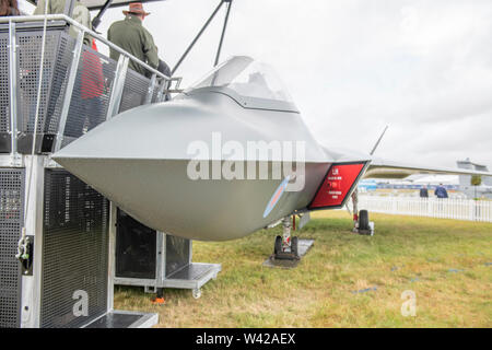 RAF Fairford, Glos, Großbritannien. Juli 2019 19. Tag 1 des Royal International Air Tattoo (RIAT) mit militärischer Flugzeuge aus der ganzen Welt Montage für größte Airshow der Welt, die vom 19.-21. Juli läuft. Bild: Volle Größe Mock-up der neuen 6. Generation von BaE Systems Tempest Stealth Fighter Konzept. Credit: Malcolm Park/Alamy Leben Nachrichten. Stockfoto