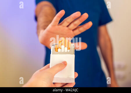 Raucherentwöhnung Konzept. Hand sich weigert, eine Zigarette an. Rauchen aufhören und healtcare Konzept Stockfoto