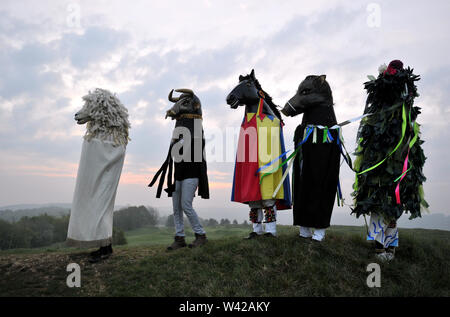 Morris Dancing auf painswick Beacon Sonnenaufgang am Tag zu zelebrieren. Stockfoto