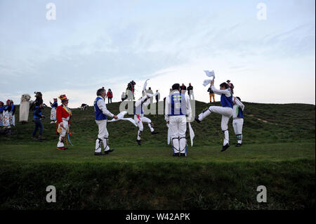 Morris Dancing auf painswick Beacon Sonnenaufgang am Tag zu zelebrieren. Stockfoto