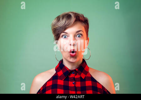 Menschen und Emotionen - überrascht junge Frau mit kurzen dunklen Haaren Stockfoto