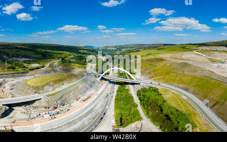 BRYNMAWR, Wales, Großbritannien - 3. JULI 2019: Luftbild der Neuen Jack Williams Gateway Bridge und den Bau der neuen A 465 Köpfe der Täler Straße Stockfoto