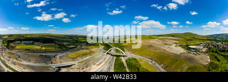 BRYNMAWR, Wales, Großbritannien - 3. JULI 2019: Luftbild der Neuen Jack Williams Gateway Bridge und den Bau der neuen A 465 Köpfe der Täler Straße Stockfoto