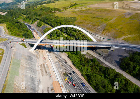 BRYNMAWR, Wales, Großbritannien - 3. JULI 2019: Luftbild der Neuen Jack Williams Gateway Bridge und den Bau der neuen A 465 Köpfe der Täler Straße Stockfoto