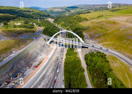 BRYNMAWR, Wales, Großbritannien - 3. JULI 2019: Luftbild der Neuen Jack Williams Gateway Bridge und den Bau der neuen A 465 Köpfe der Täler Straße Stockfoto