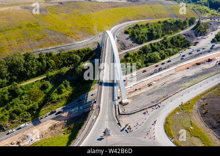 BRYNMAWR, Wales, Großbritannien - 3. JULI 2019: Luftbild der Neuen Jack Williams Gateway Bridge und den Bau der neuen A 465 Köpfe der Täler Straße Stockfoto