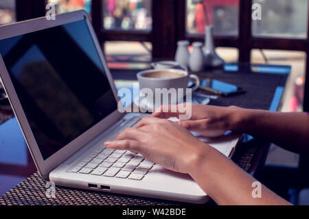 Menschen, Technik, Kommunikation und Freizeit. Ansicht der Rückseite des Woman's Hände auf Laptop im Internet surfen 7/8, Kontrolle Newsfeed über soziale Netz Stockfoto