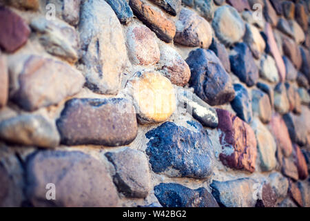 Natürliche bunte Kieselsteine Hintergrund am Strand im Sommer für die Wand Design und natürliche Hintergrund Konzept im Sommer. Stockfoto