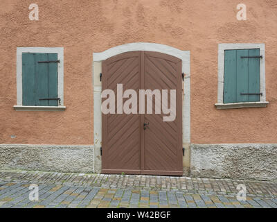 Außenansicht des Hauses mit hölzernen Tür und Fensterläden in Rothenburg o.d. Tauber, Deutschland Stockfoto