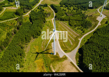 Antenne drone Ansicht eines großen Onshore Windpark auf einem grünen Hügel Stockfoto