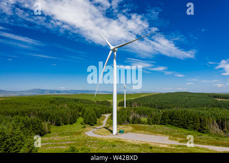 Antenne drone Ansicht eines großen Onshore Windpark auf einem grünen Hügel Stockfoto