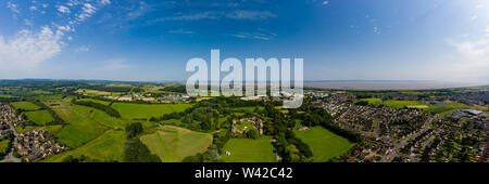 Antenne Panorama von Caldicot Castle und beide Severn Bridges im Hintergrund Stockfoto