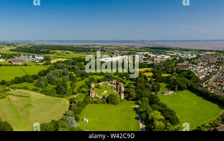 Luftaufnahme der antiken Ruinen von Caldicot Schloss und moderne Severn Brücken über den Fluss Severn im Hintergrund Stockfoto