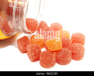 Kinder biologische Vitamin Komplex Ergänzungen isoliert auf weißem Stockfoto