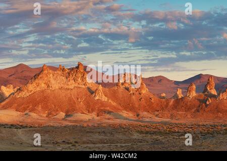 Trona Pinnacles sind fast 500 Tuffstein Türme in der kalifornischen Wüste National Conservation Area in der Nähe von Death Valley National Park, Kalifornien, USA versteckt, Stockfoto