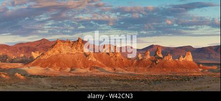 Trona Pinnacles sind fast 500 Tuffstein Türme in der kalifornischen Wüste National Conservation Area in der Nähe von Death Valley National Park, Kalifornien, USA versteckt, Stockfoto