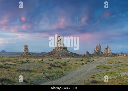 Trona Pinnacles sind fast 500 Tuffstein Türme in der kalifornischen Wüste National Conservation Area in der Nähe von Death Valley National Park, Kalifornien, USA versteckt, Stockfoto