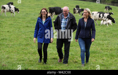 Der irische Minister für Europäische Angelegenheiten Helen McEntee (rechts) und erst kürzlich ernannte französische Minister für Europa Amile de Montchalin mit Landwirt Gerard McArdle (Mitte) bei einem Besuch bei seiner Molkerei in Faughart, Co Louth, nahe der Grenze zu Nordirland. Stockfoto