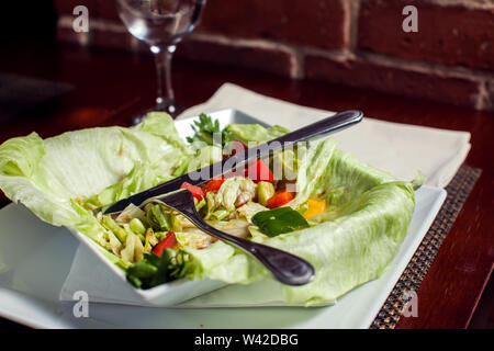 Fertigen Teller und Besteck im Restaurant Tabelle Stockfoto