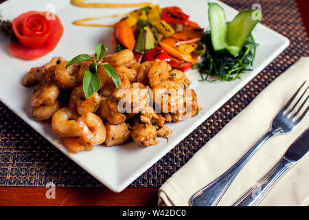 Huhn Marengo - Französische Gericht, bestehend aus einem Huhn und Garnelen mit Knoblauch und Tomaten. Stockfoto