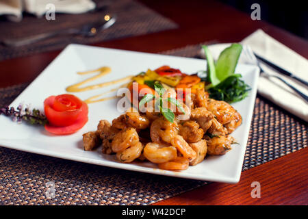 Huhn Marengo - Französische Gericht, bestehend aus einem Huhn und Garnelen mit Knoblauch und Tomaten. Stockfoto