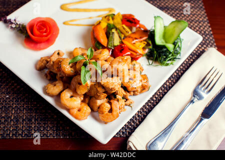 Huhn Marengo - Französische Gericht, bestehend aus einem Huhn und Garnelen mit Knoblauch und Tomaten. Stockfoto