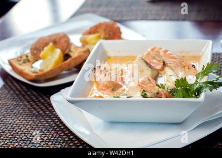 Meeresfrüchte creme Suppe mit Toast in weißer Teller auf dem Tisch. Stockfoto