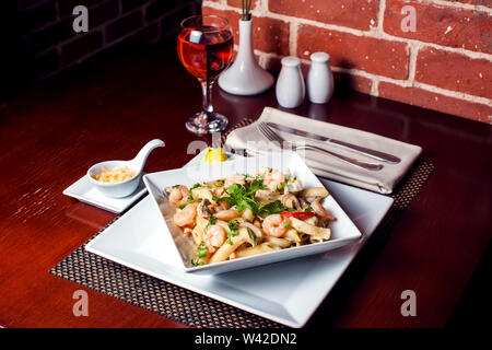 Penne (Nudeln) mit Krabben/Garnelen und Wurst im Pomodoro (Tomate) Sauce - Italienische Küche, Kochen, kulinarischer (traditionelle authentischen Geschmack). Stockfoto