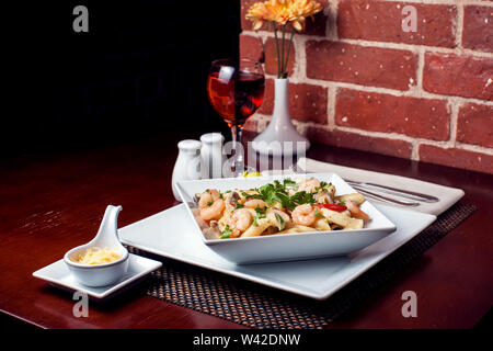 Penne (Nudeln) mit Krabben/Garnelen und Wurst im Pomodoro (Tomate) Sauce - Italienische Küche, Kochen, kulinarischer (traditionelle authentischen Geschmack). Stockfoto