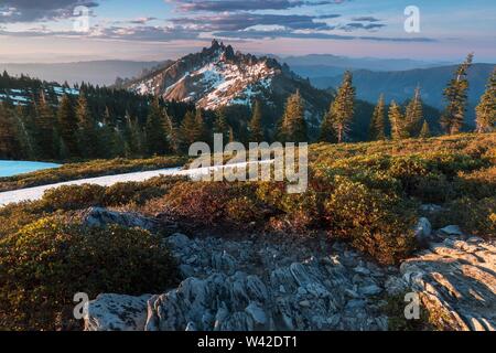 Rocky Mountains bedeckt mit der letzte Schnee in der Nähe von Mount Shasta Vulkan. Schloss Kuppel von Castle Crags State Park, Castle Crags Wilderness, Kalifornien Stockfoto