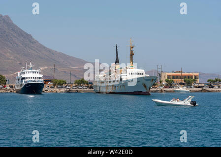 Port, Kastelli Kissamos, Kreta, Griechenland. Juni 2019. Der Geist von Athos mit der Fähre und der alten Fähre in einem schlechten Zustand neben und mit dem Namen Atlantis ein Stockfoto