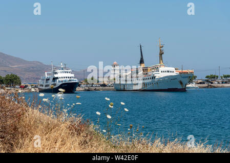 Port, Kastelli Kissamos, Kreta, Griechenland. Juni 2019. Der Geist von Athos mit der Fähre und der alten Fähre in einem schlechten Zustand neben und mit dem Namen Atlantis ein Stockfoto