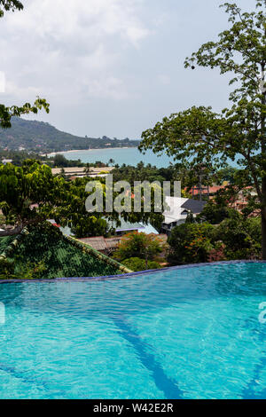 Tropische Infinity-pool von grünen Wald auf der Insel Koh Samui in Thailand umgeben Stockfoto