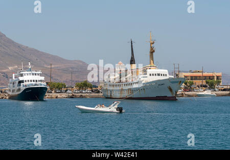 Port, Kastelli Kissamos, Kreta, Griechenland. Juni 2019. Der Geist von Athos mit der Fähre und der alten Fähre in einem schlechten Zustand neben und mit dem Namen Atlantis ein Stockfoto