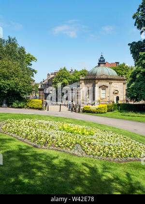 The Royal Pump Room Museum von Valley Gardens im Sommer Harrogate, North Yorkshire England Stockfoto