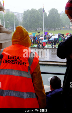 Bristol, UK. Juli 2019 19. Regen gießt auf das Aussterben der Rebellion der Jugend Rallye auf College Green im Stadtzentrum von Bristol. Dies ist der 5. des Klimawandels Protest in der Stadt. Eine juristische Beobachter Uhren aus dem Tierheim des Rates Haus. Credit: Herr Standfast/Alamy leben Nachrichten Stockfoto