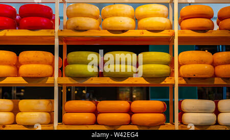 Holländischen Käse, Edamer, Gouda, ganze runde Räder auf Holzregal, Käse in Rotterdam, Niederlande. Textur, Hintergrund Stockfoto