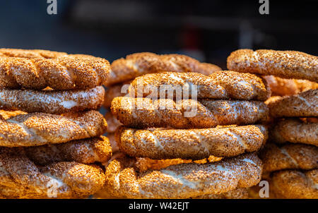 Traditionelle türkische Simit, Sesam Brot ring Bagels, Street Food Detailansicht Stockfoto