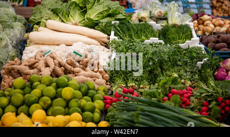 Frisches Gemüse und Kräuter für Verkauf zu einem Bauernmarkt in Rotterdam, Niederlande. Nähe zu sehen. Stockfoto
