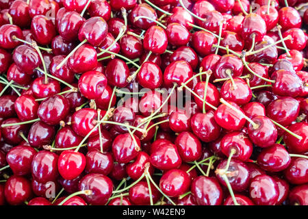 Kirschen haufen Farmers Market, Hintergrund, Textur. Nähe zu sehen. Stockfoto