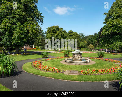 Valley Gardens im Sommer mit der Cherub Brunnen als Mittelstück Harrogate, North Yorkshire England Stockfoto