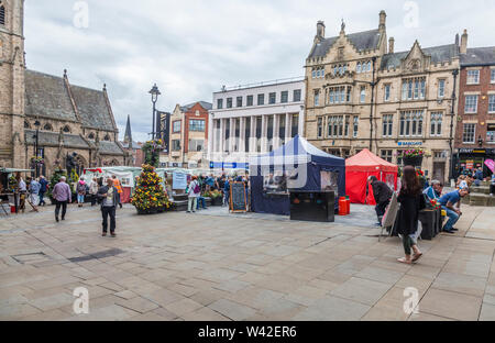 Eine Straße Szene auf dem Marktplatz in Durham, England, Großbritannien Stockfoto