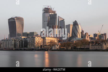 Am frühen Morgen London Riverside Stadtbild Stockfoto